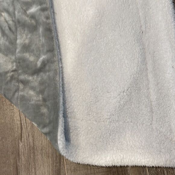 Reversible Green/Gray/white throw - Picture 2 of 4